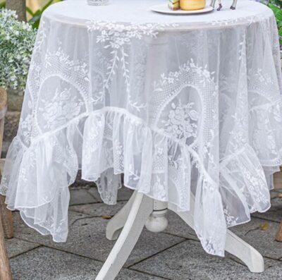 ELEGANTE TOVAGLIA IN PIZZO CON BALZA BIANCA